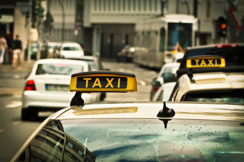 taxis-POURCIEUX-min_road-traffic-car-glass-driving-city-583084-pxhere.com