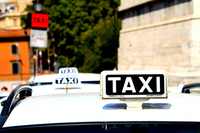 taxis-POURCIEUX-min_taxi_auto_rome_road_white-1051610